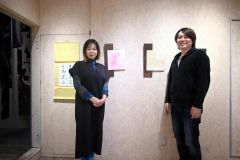 ２人展をＰＲする（右から）赤間さん、白石さん