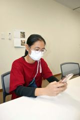ＳＮＳで情報を集めるミャンマー出身のスニンウェさん