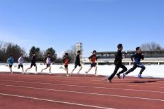 澄んだ青空の下、久々のトラックを駆け抜ける高校生ら（１日午前１０時ごろ）