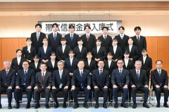 役員と記念撮影する新規採用者ら