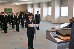 入庫者代表で高橋理事量に向け宣誓する大和田さん