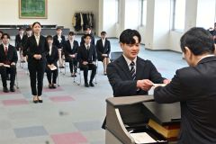 高橋理事長から辞令交付を受ける新規採用者ら