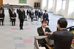 高橋理事長から辞令交付を受ける新規採用者