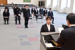 辞令交付に臨む新規採用者