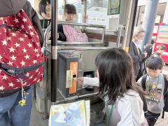 バスツアーで整理券の取り方や車内マナーなどを学んだ