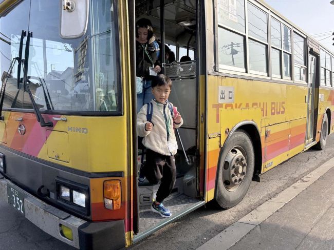 銀河線バスでドラえもん映画鑑賞会へ　本別の児童６０人が乗車体験
