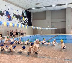 ７歳から８０歳までの５５人がプールで親睦を深めた