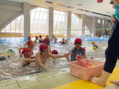 ７歳から８０歳までの５５人がプールで親睦を深めた