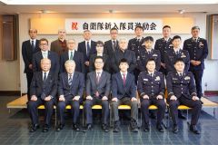 陸上自衛隊高等工科に入校する関矢さん（前列右から３人目）を激励する関係者