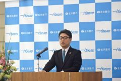 新入行員に歓迎の言葉を述べる津山頭取（北洋銀行）