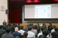 竹中町長の訓示を聞く竹中町長
