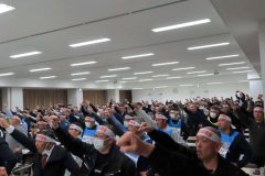 「団結ガンバロー」をコールする出席者