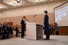 新入職員を代表して鈴木知事（右）に決意を述べる玉利佳奈子さん