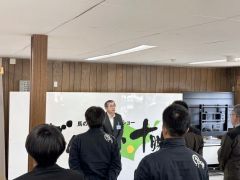 職員にあいさつする池原理事長