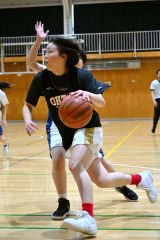 【女子・帯大谷―北見柏陽】ゴールへドライブする帯大谷（黒ユニホーム）の選手