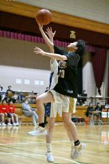 【女子・帯大谷―北見柏陽】シュートを放つ帯大谷（黒ユニホーム）の選手