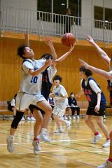 【女子・帯南商―遺愛女子】シュートを狙う帯南商（白色ユニホーム）の選手