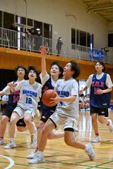 【女子・帯南商―遺愛女子】シュートを狙う帯南商（白色ユニホーム）の選手