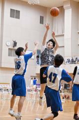 【男子・帯農―旭川実業】シュートを狙う帯農（中央）の選手