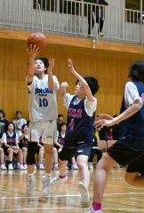 【女子・帯南商―遺愛女子】シュートを狙う帯南商（白色ユニホーム）の選手