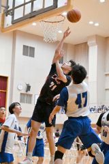 【男子・帯農―旭川実業】ゴール下でシュートを決める帯農（中央）の選手