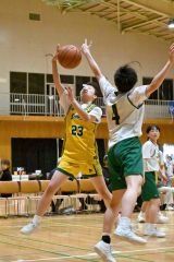 【女子・白樺学園―旭川藤星】シュートを狙う白樺学園（左）の選手