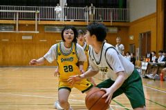【女子・白樺学園―旭川藤星】守備に集中する白樺学園（黄色ユニホーム）の選手