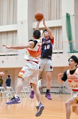【男子・白樺学園―旭川龍谷】ミドルシュートを放つ白樺学園（中央奥）の選手