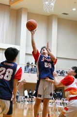 【男子・白樺学園―旭川龍谷】ゴール下でシュートを放つ白樺学園（中央）の選手