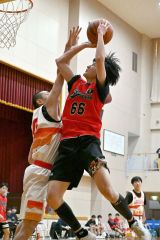 【男子・帯三条―旭川龍谷】シュートを放つ帯三条（赤色ユニホーム）の選手
