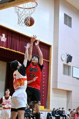 【男子・帯三条―旭川龍谷】ゴール下でシュートを放つ帯三条（赤色ユニホーム）の選手