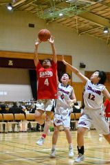 【女子・帯三条―札幌月寒】シュートを放つ帯三条（赤色ユニホーム）の選手