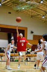 【女子・帯三条―札幌月寒】シュートを放つ帯三条（赤色ユニホーム）の選手