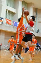 【男子・帯大谷―杏林大】相手守備をかわしてシュートを狙う帯大谷（白色ビブス）の選手