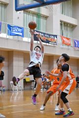 【男子・帯大谷―杏林大】ゴール下でシュートを放つ帯大谷（白色ビブス）の選手