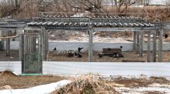 解体が決まった「からす小屋」。町のカラス対策はかつてドラマ化され、注目された