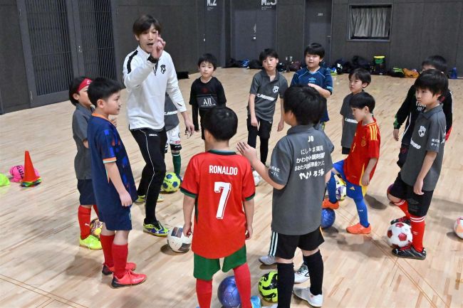 十勝初Ｊリーガー松島仁さんがサッカースクール　ぎゃくしが運営