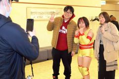 「次も頑張って！」試合後には来場者と記念撮影に応じた