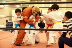 プロレスラーに挑んだ葵塾の子どもたち
