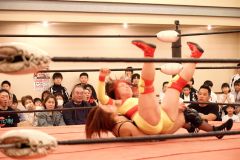 松本さんの十勝凱旋の試合を、観客も固唾（かたず）をのんで試合を見守る
