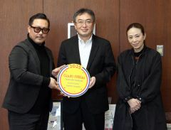 受賞の喜びを語る佐々木社長（左）と妻で秘書兼広報の瞳さん（右）。中央は十勝毎日新聞社の林浩史社長