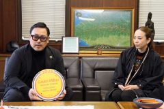 受賞の喜びを語る佐々木社長（左）と妻で秘書兼広報の瞳さん