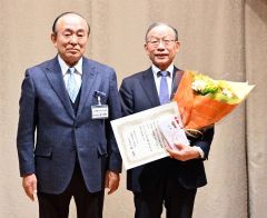 長年務めた会長を退任して顧問に就いたた笹井氏（右）と林光繁名誉相談役