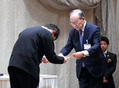 共栄会から同ホテルに、イルミネーション事業の目録が贈呈された