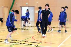 スポーツインストラクターから指導を受ける大樹中の生徒たち