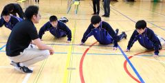 スポーツインストラクターから指導を受ける大樹中の生徒たち