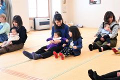 ピアノの音に合わせて体を動かす親子たち