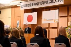 原井校長の式辞に耳を傾ける入学生（３日午前１１時１０分ごろ、ホテルグラン）