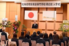 原井校長の式辞に耳を傾ける入学生（３日午前１１時１０分ごろ、ホテルグラン）