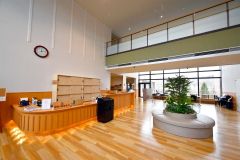 広々とした空間になった入り口のロビー（金野和彦撮影）